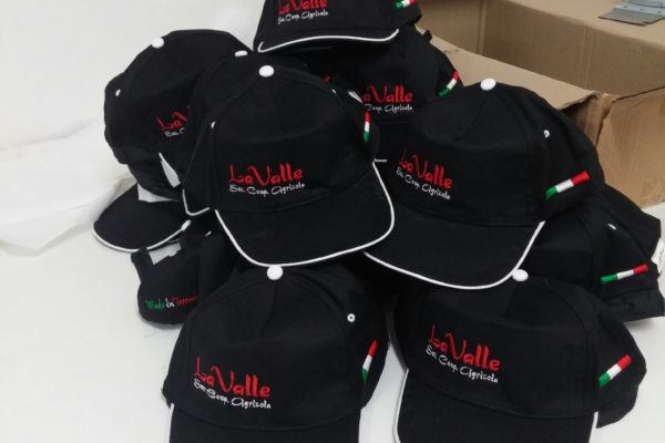 cappelli personalizzati con ricamo per cooperativa ortofrutticola la valle