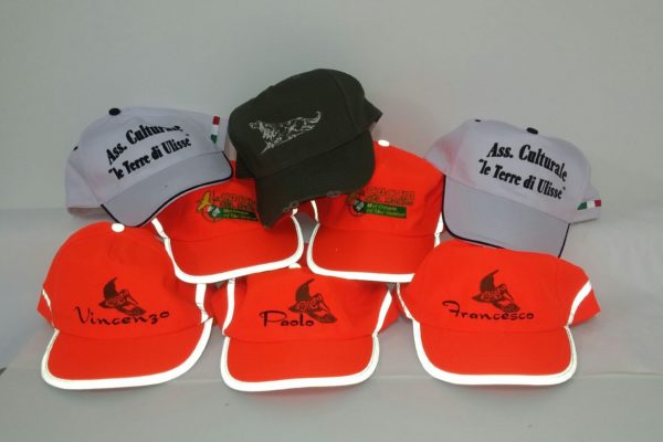 cappelli personalizzati con ricamo