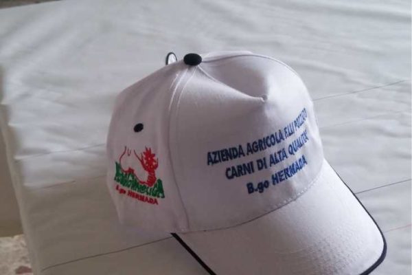 cappello personalizzato con ricamo sulla parte frontale e laterale