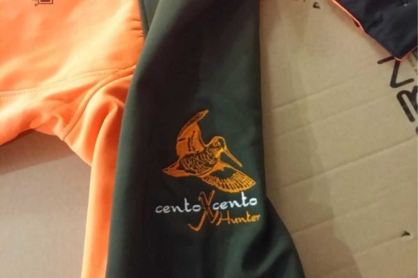 giubbotto soft shell personalizzato con ricamo sul braccio centoxcento hunter