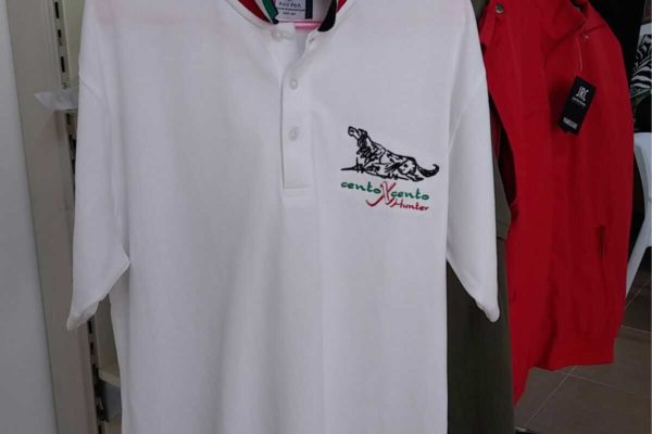 polo personalizzata con logo centoxcento xhunter ricamato lato cuore