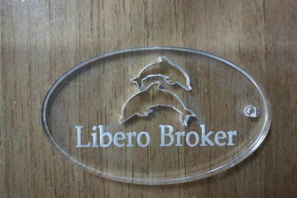 portachiavi personalizzato con incisione e taglio laser su plexiglas trasparente